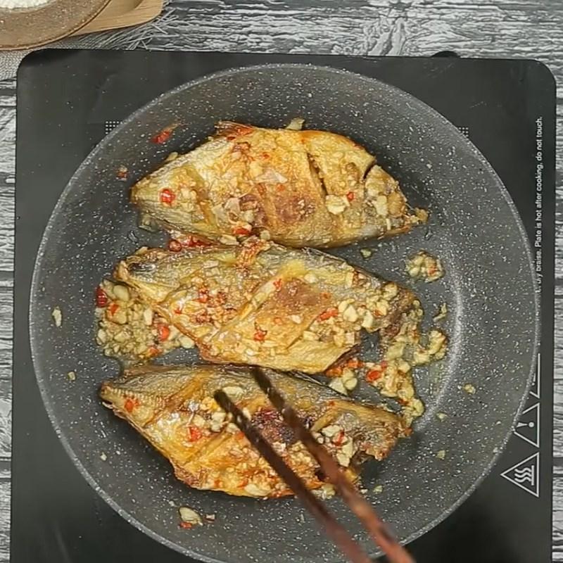 Rưới nước mắm tỏi lên cá chim chiên để thấm đều gia vị
