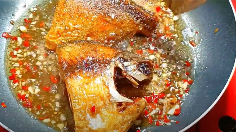 Cá chim chiên nước mắm vàng giòn thơm ngon hấp dẫn