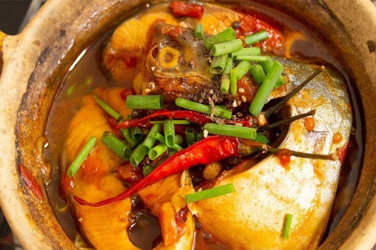 Cá chim kho tiêu trong nồi đất truyền thống Cá chim kho tiêu trong nồi đất truyền thống