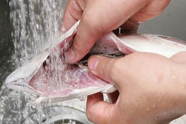Sơ chế cá chim sạch sẽ, bỏ mang và nội tạng trước khi chiên nước mắm