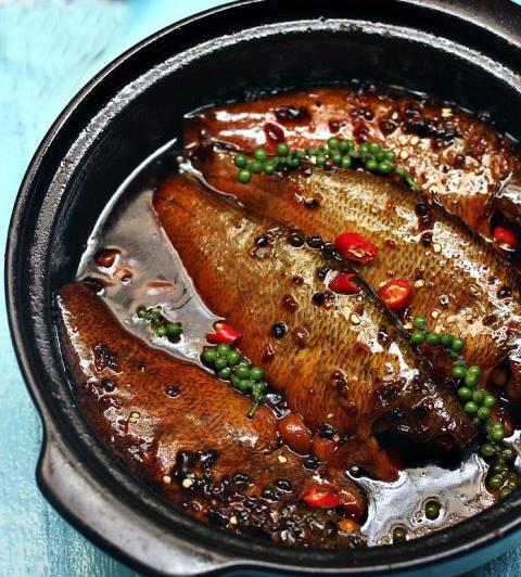 Rắc tiêu đen lên cá chim kho khi gần hoàn thành Rắc tiêu đen lên cá chim kho khi gần hoàn thành