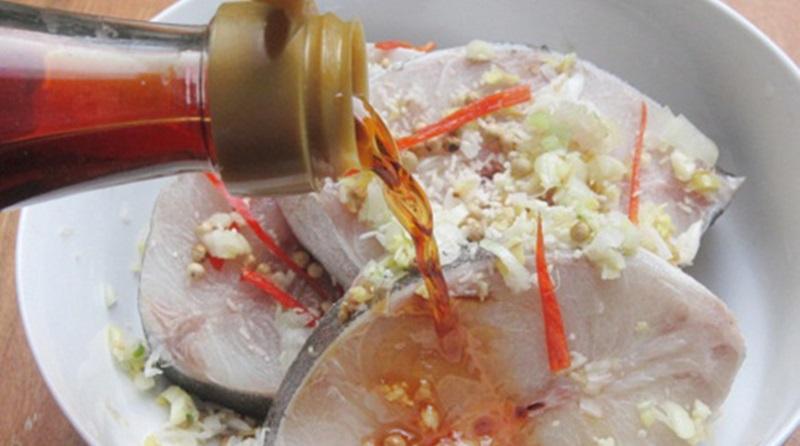 Ướp cá chim với tiêu, nước mắm và hành tỏi Ướp cá chim với tiêu, nước mắm và hành tỏi