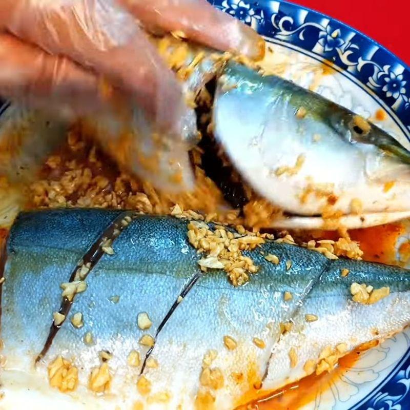 Ướp cá chim với tỏi, tiêu và nước mắm trước khi chiên