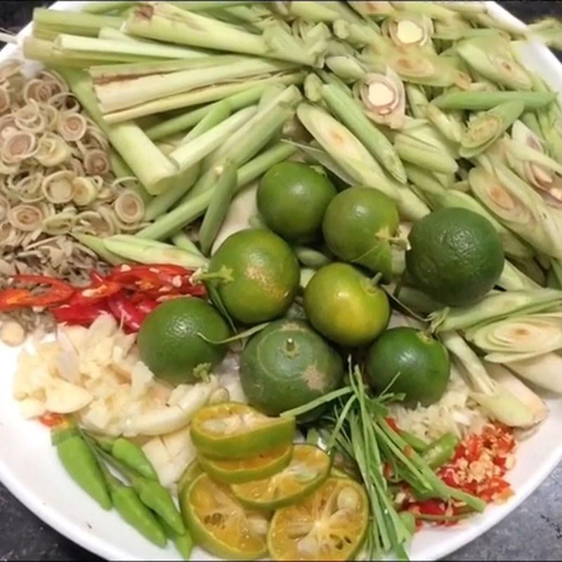 Nguyên liệu làm thịt tôm tít rang muối gồm tỏi, sả và lá chanh Nguyên liệu làm thịt tôm tít rang muối gồm tỏi, sả và lá chanh