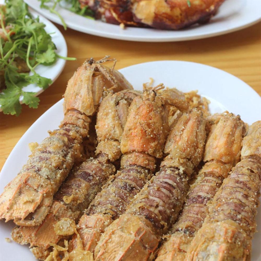 Thịt tôm tít rang muối cùng tỏi và sả. Thịt tôm tít rang muối cùng tỏi và sả.