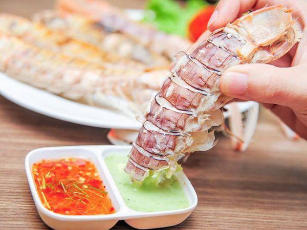 Thịt tôm tít hấp bia trắng ngọt, săn chắc. Thịt tôm tít hấp bia trắng ngọt, săn chắc.